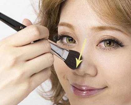 Thoa kem nền sáng màu cho sống mũi cách trang điểm mũi cao