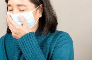 Đeo khẩu trang sau nâng mũi có làm sao không?