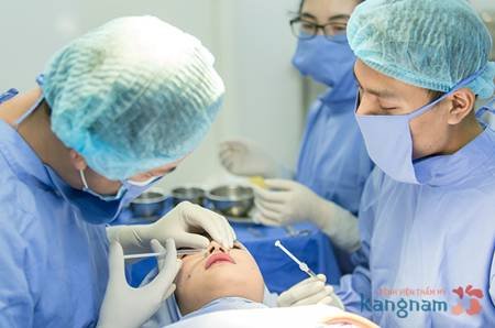 Bác sĩ tiến hành phẫu thuật thu gọn cánh mũi nội soi Bác sĩ tiến hành phẫu thuật thu gọn cánh mũi nội soi