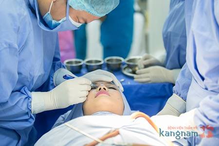Đo vẽ dáng mũi cho khách hàng trước khi thu gọn cánh mũi Đo vẽ dáng mũi cho khách hàng trước khi thu gọn cánh mũi