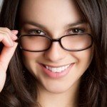 Nâng mũi sau bao lâu mới được đeo kính?